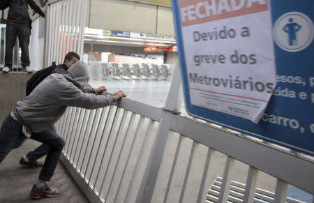 Sao Paulo metro strike to continue Monday despite court ruling