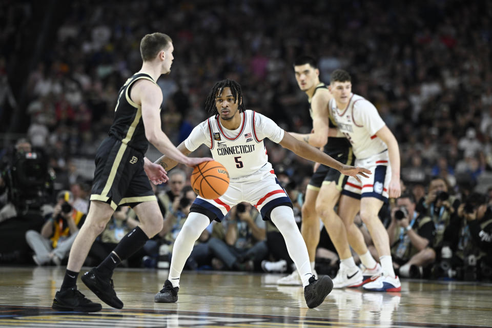 College Basketball: NCAA Final Four: UConn Stephon Castle (5) in action, defends vs Purdue during the NCAA Men's Basketball Tournament National Championship game at State Farm Stadium. 
Glendale, AZ 4/8/2024 
CREDIT: Greg Nelson (Photo by Greg Nelson/Sports Illustrated via Getty Images) 
(Set Number: X00004 TK1)