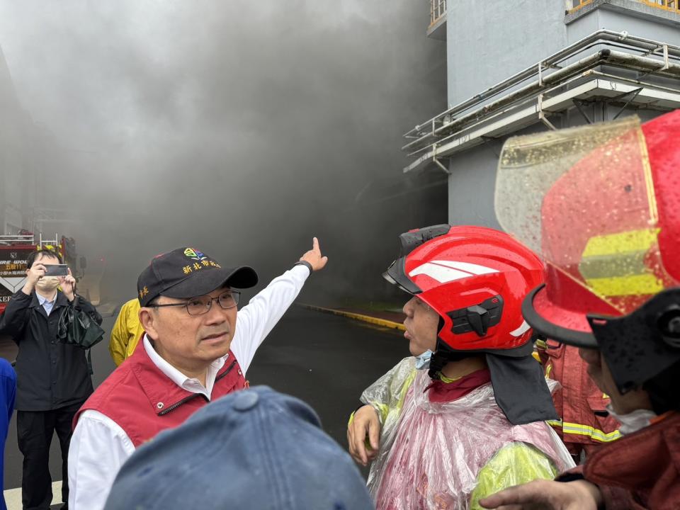 南亞塑膠林口廠火警短時間難撲滅，侯友宜呼籲下風處民眾，外出記得佩戴口罩，盡可能待在室內緊閉門窗。（圖：侯友宜臉書）