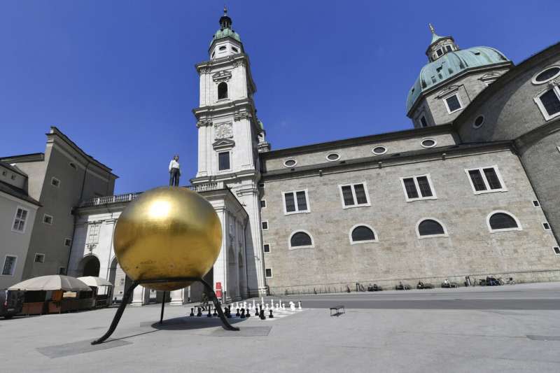 奧地利的薩爾茲堡因為新冠肺炎疫情發布封城令，整個街上空空蕩蕩。（美聯社）