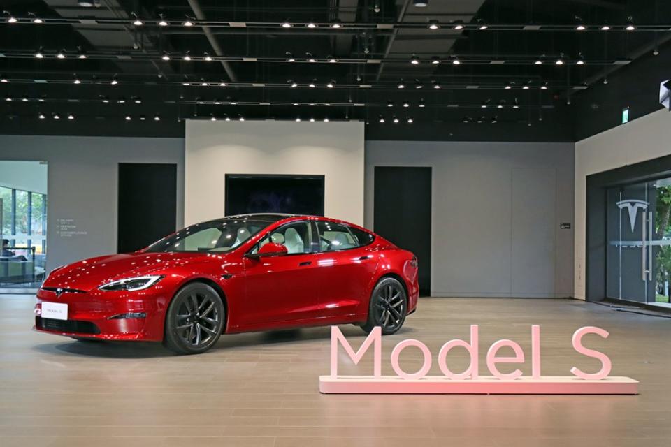 tesla-model-s-ultra-red-yoke-304-99