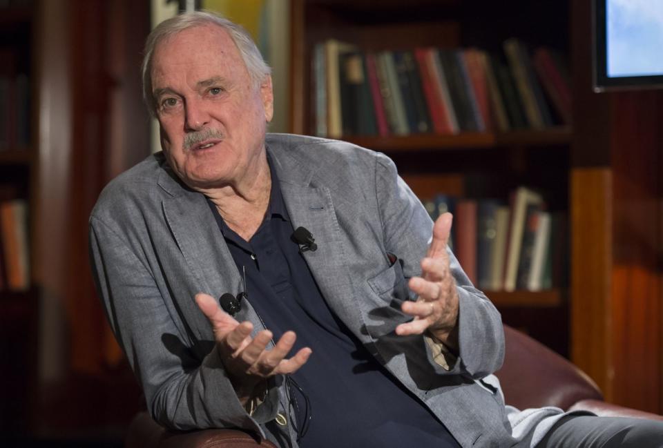 In den letzten Jahren arbeitete John Cleese überwiegend als Synchronsprecher ("Shrek", "Trolls") und absolvierte Solo-Tourneen. 2018 übernahm der heute 80-Jährige seit langer Zeit wieder eine Serienhauptrolle: In der BBC-Comedy "Hold the Sunset" spielt er einen Rentner, dessen spätes Liebesglück getrübt wird, als der Sohn seiner Partnerin bei ihr einzieht. (Bild: James Morgan/Getty Images)