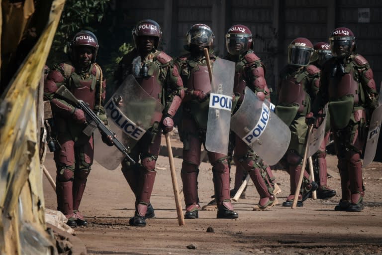 Des policiers kényans interviennent pendant une manifestation d'opposition, le 27 mars 2023 dans le quartier de Kibera à Nairobi (YASUYOSHI CHIBA)