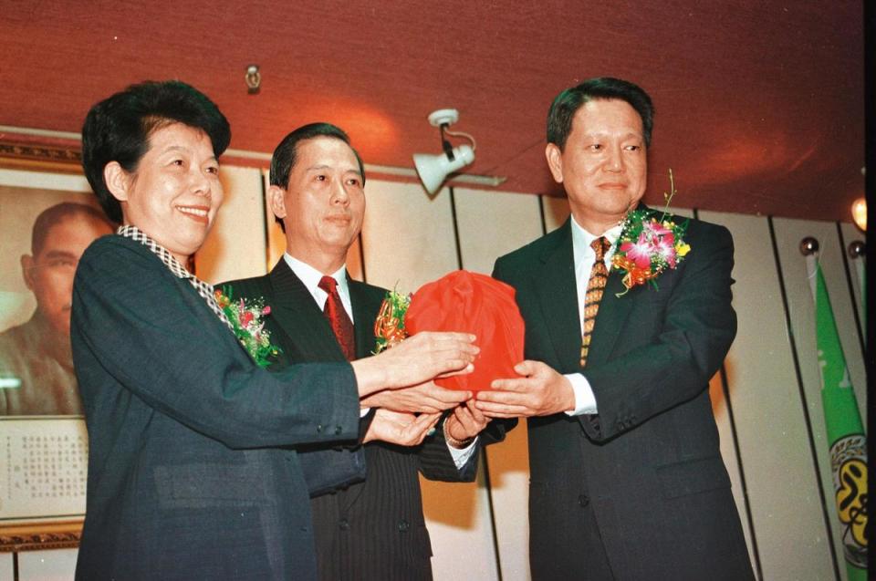 1997年，時任行政院長蕭萬長邀請詹啟賢（右）擔任衛生署長。（中央社）