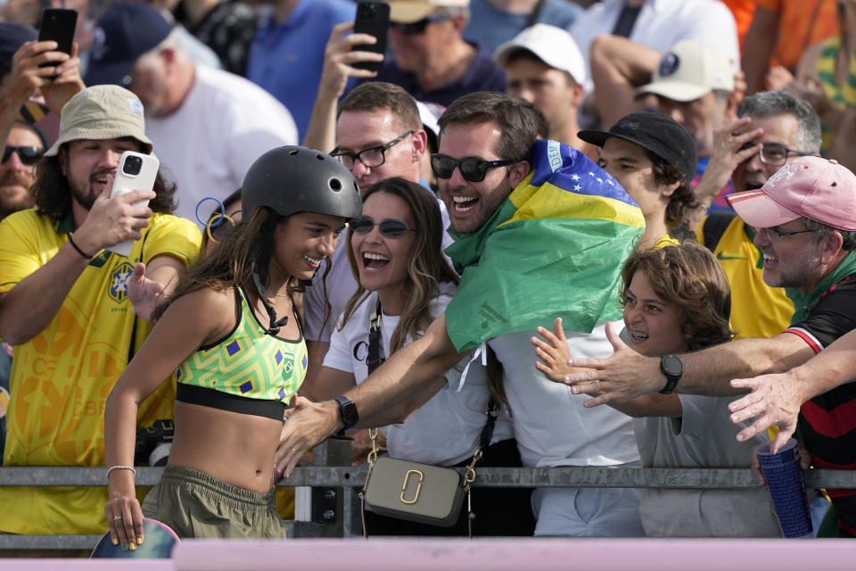 La brasileña Rayssa Leal recibe el saludo de aficionados durante la final del skateboard en los Juegos Olímpicos de París, el domingo 28 de julio de 2024. (AP Foto/Vadim Ghirda)