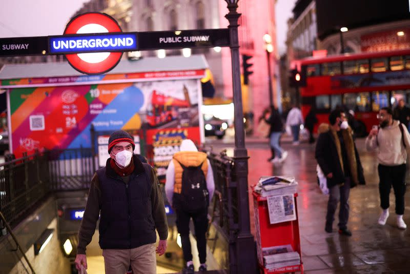 FOTO DE ARCHIVO: La gente sale de la estación de metro de Piccadilly Circus, en medio del brote de la enfermedad del coronavirus (COVID-19), en el centro de Londres