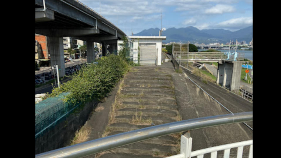 長元陸橋旁的長元抽水站，疑似就是王警失足的地方。取自Google Map