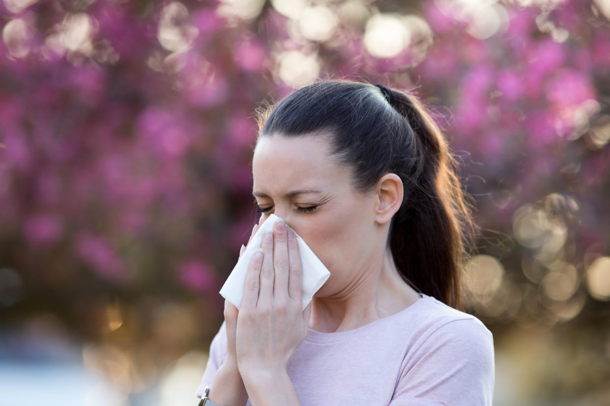 Experts say it may be difficult to distinguish between symptoms caused by allergies or COVID-19. (Photo via Getty images)
