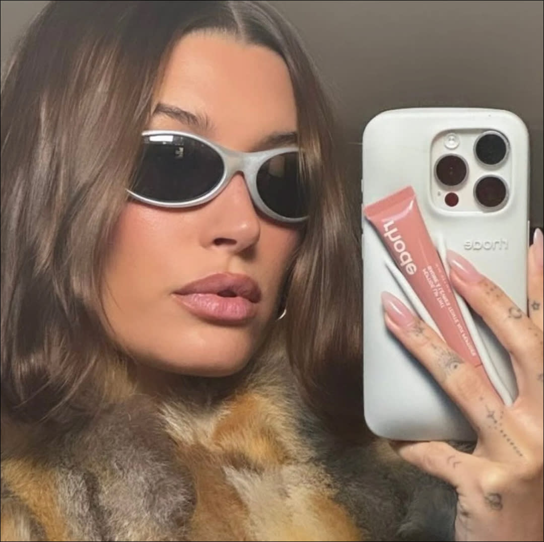  Hailey Bieber with Rhode lip gloss phone case. 