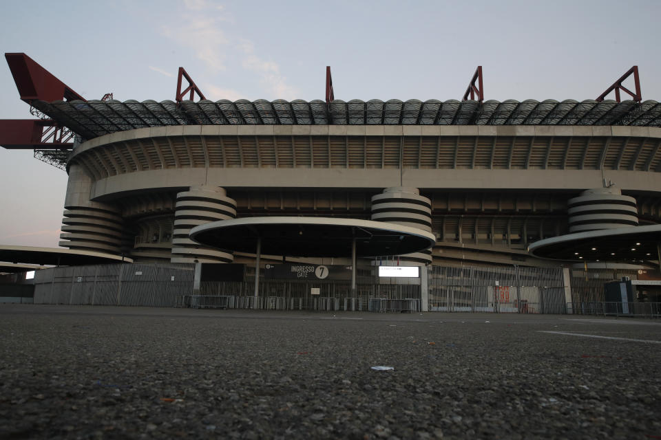 La foto del domingo 23 de febrero de 2020 muestra el estadio de San Siro, donde el partido entre el Inter y la Sampdoria fue cancelado (AP Foto/Antonio Calanni)