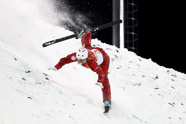 Parallel lief die Entscheidung im Freestyle der Damen. Was nach einer etwas wackligen Landung aussieht, entpuppte sich als Crash.