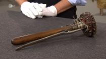 Ein Revolver-Nummerierschlegel zum Markieren von geschlagenem Holz aus den 1950er- bis 70er-Jahren war laut Schätzung 80 bis 120 Euro wert. (Bild: ZDF)