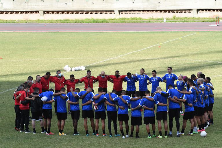 El plantel venezolano está unido, pero muy averiado por bajas importantes, incluida la del entrenador que se fue por salarios impagos.