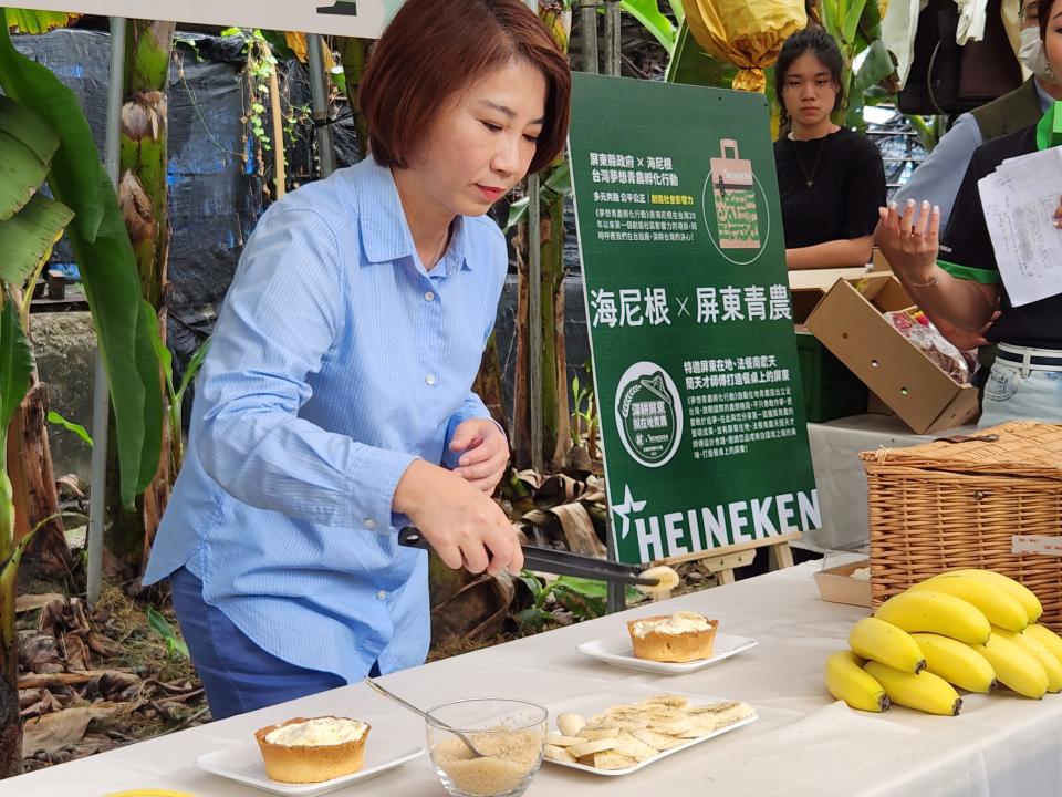 屏東縣長周春米化身一日蕉農，與甜點師傅一同製作焦糖香蕉塔。（記者毛莉攝）