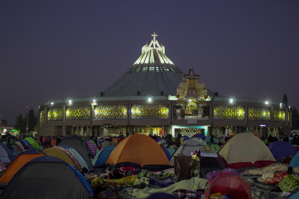 Los peregrinos acampan afuera de la Basílica de Guadalupe en la Ciudad de México, el lunes 12 de diciembre de 2022 temprano. (AP Foto/Aurea Del Rosario)