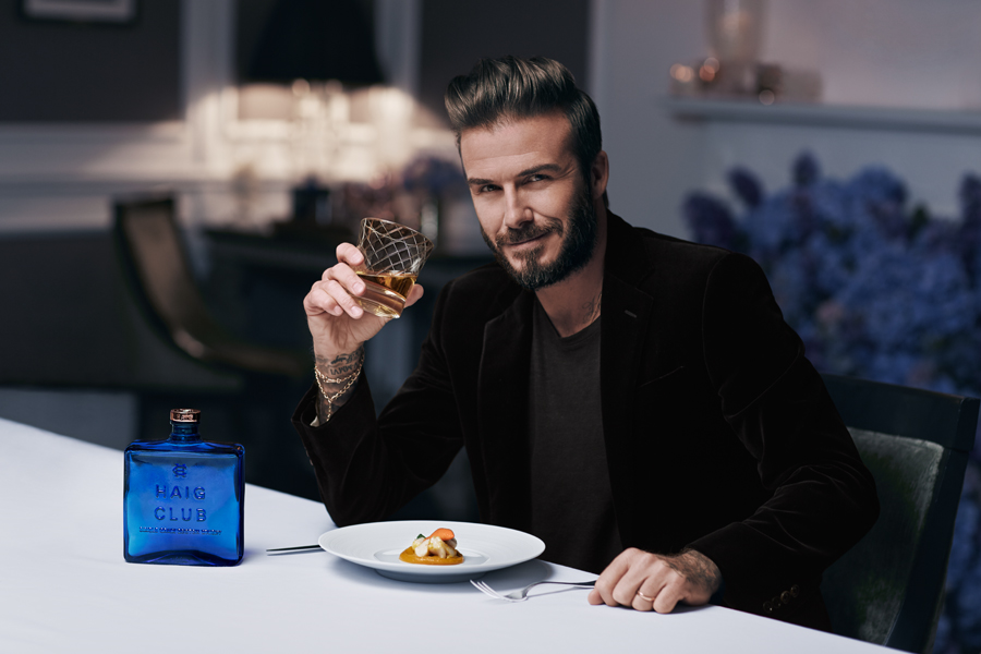 <p>Der ehemalige Fußball-Superstar David Beckham schloss sich kürzlich mit dem Unternehmer Simon Fuller und dem Londoner Unternehmen Diageo zusammen, um den Single Grain Scotch Whisky Haig Club zu bewerben. Der Whisky, der in einer markanten blauen Flasche verkauft wird, ist leicht und süß und wird in der Cameron Bridge Destillerie bei Fife, Schottland, produziert. (Haig Club) </p>