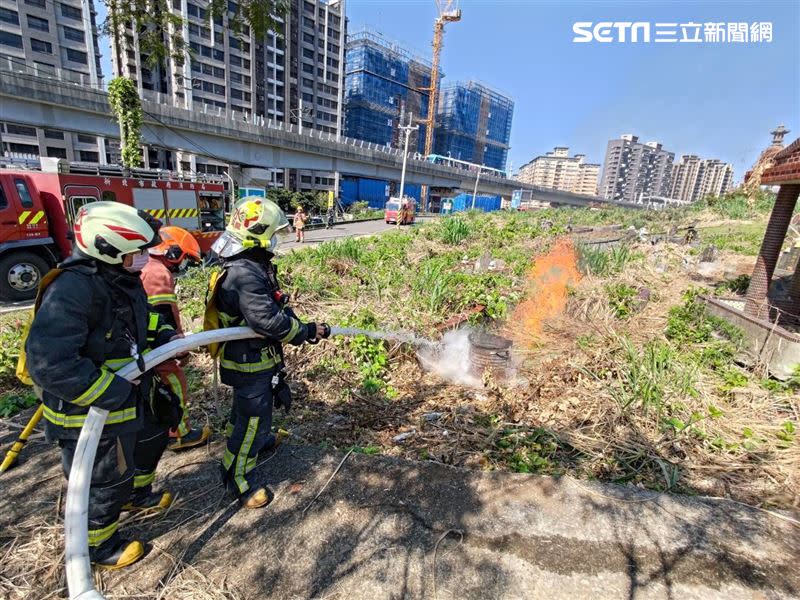 消防人員實施辦理墓地火災搶救演練。（圖／翻攝畫面）