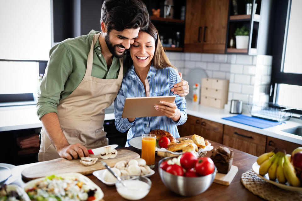 Don't let the holiday stress get you down&nbsp;&mdash; these deals on healthy meal kits are great for the new year, new you (who cooks!).&nbsp; (Photo: nd3000 via Getty Images)