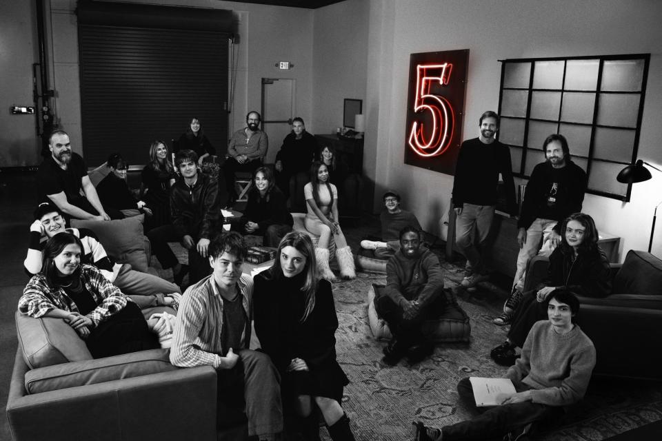 《怪奇物語》原體演員，以及創作者達菲兄弟（右三、右四），一起宣佈《怪奇物語5》正式開拍。（Netflix提供）