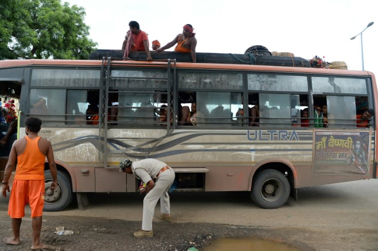 Every rickshaw, every car, every bus crossing into Indian state Bihar from neighbouring Jharkand gets a thorough once-over at the Rajauli checkpoint from Superintentent Prakash's excise department team