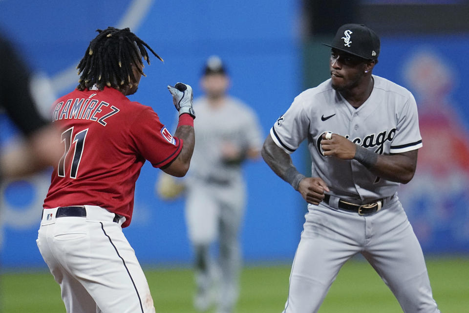 El dominicano José Ramírez (11), de los Guardianes de Cleveland, y a Tim Anderson, de los Medias Blancas de Chicago, pelean en el juego del sábado 5 de agosto de 2023 (AP Foto/Sue Ogrocki)