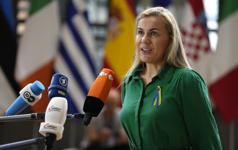 La comisaria europea de Energía, Kadri Simson, habla mientras llega a una reunión de emergencia de los ministros de Energía de la UE en Bruselas el martes 26 de julio de 2022.