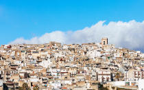 <p>Caltagirone se encuentra en el interior de la isla de Sicilia, en la provincia de Catania y se eleva sobre un cerro de más de 600 metros de altitud. (Foto: Getty Images).</p> 