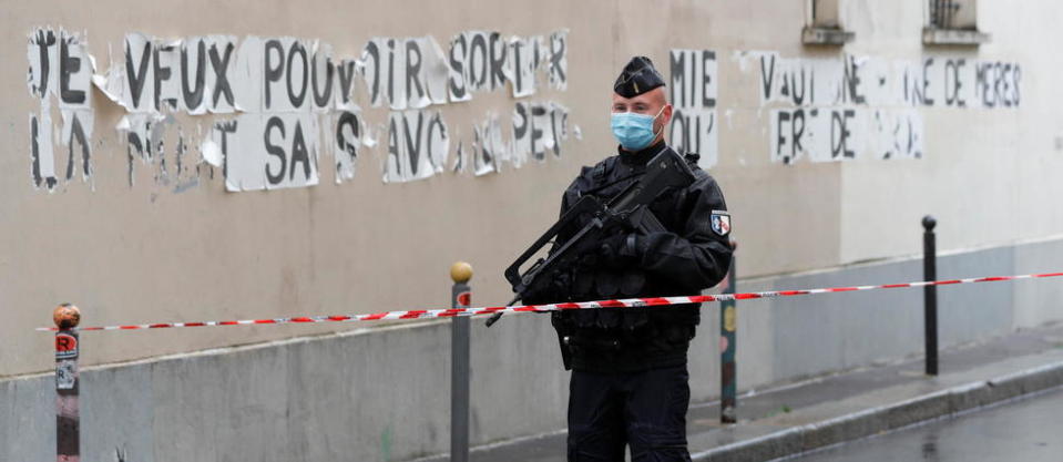 Un gendarme bloque la rue où s'est déroulée l'attaque, vendredi 25 septembre.
