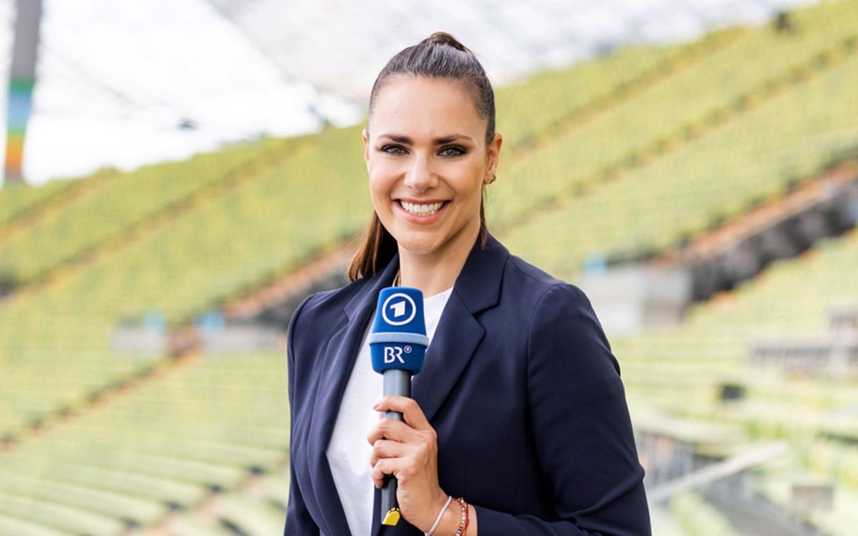 Vom 11. bis 21. August verwandelt sich München ins Zentrum des Europäischen Spitzensports: Die European Championships 2022 stehen an, und Anchorwoman Esther Sedlaczek übernimmt die Moderation im Ersten. Zuvor kannte man die 36-Jährige hauptsächlich aus der Fußballberichterstattung, nun muss sie sich in neun Sportarten auskennen. (Bild: BR / Markus Konvalin)