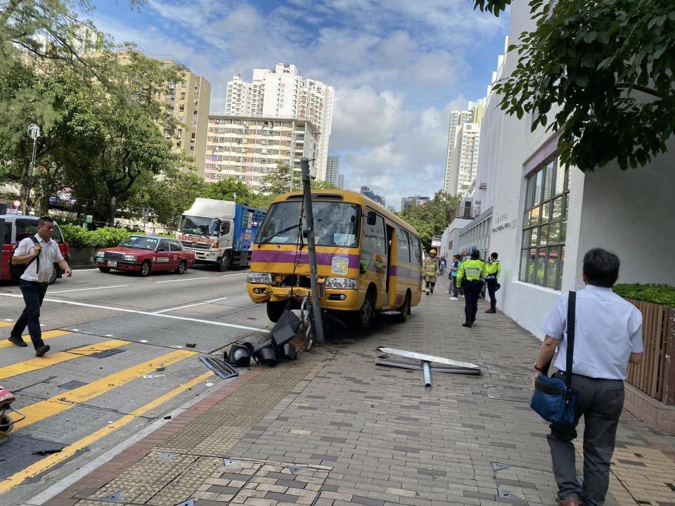 長沙灣校巴自炒剷上行人路 掃毀交通燈和路牌