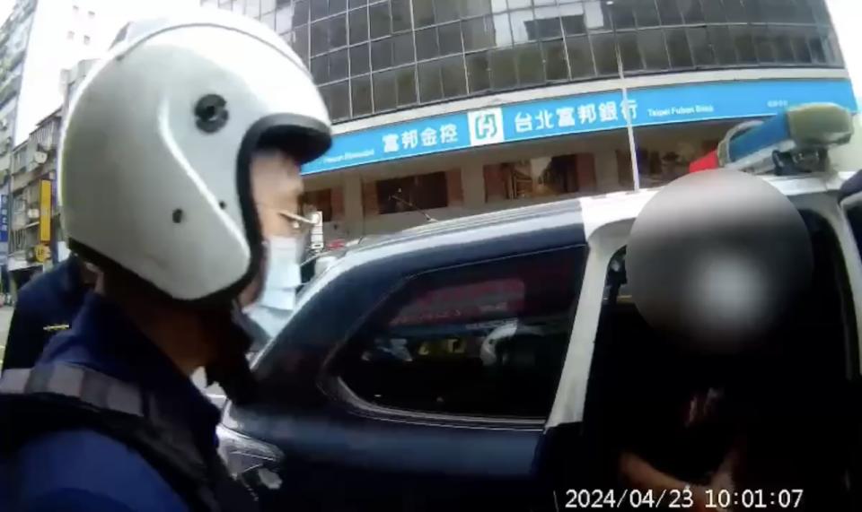 萬華警攔查陳嫌查證為車手將其帶上警車送辦。（圖/記者 張泓笙翻攝）