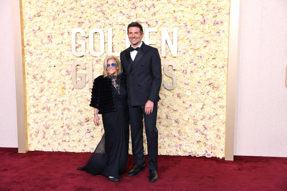 Bradley Cooper mit seiner Mutter bei den Golden Globes (Bild: Reuters)