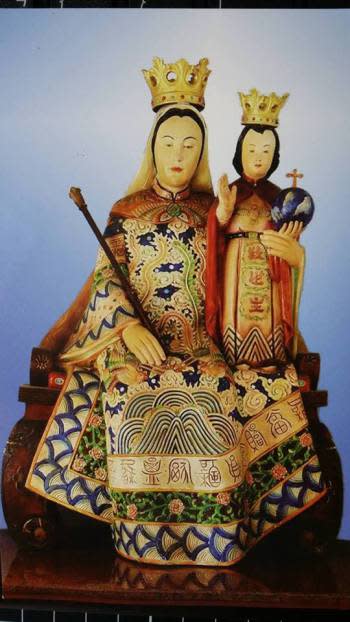 仿慈禧太后衣飾的聖母像。圖片來源：嘉義梅山中華聖母堂官方粉專