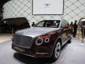 <p>Den Bentley Bentayga V8 gibt es jetzt in einer schnittigen V8-Benzin-Variante. Der 4l-Biturbo-V8-Benziner stemmt 550 PS und schafft es auf eine Höchstgeschwindigkeit von 290 Stundenkilometern. Ab sofort kann der Wagen beim Händler bestellt werden. (Bild-Copyright: gims.swiss) </p>