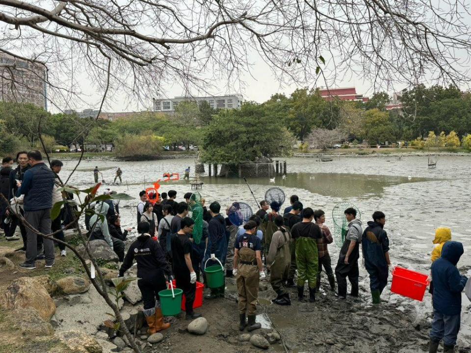 小淳在推特上分享中興湖的錄製現場，也用紅圈把自己圈出來。（圖／翻攝自田村淳推特）