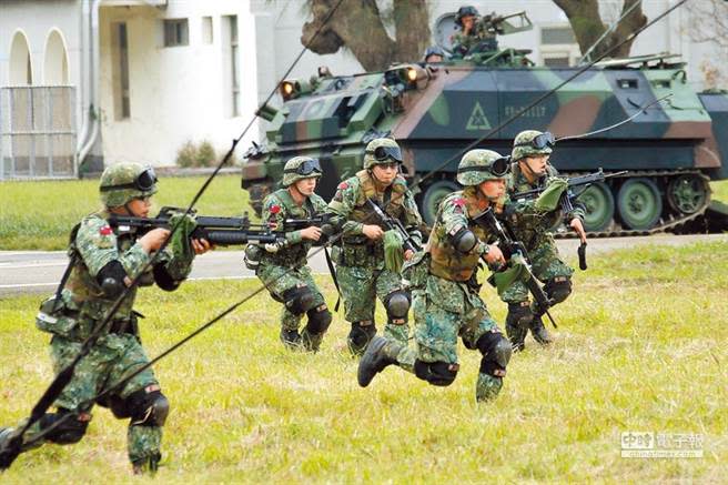 台灣是否恢復徵兵制，網友掀論戰。圖為漢光演習，國軍士官兵操演。（圖／本報資料照）