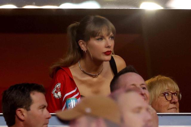 Taylor Swift & Brittany Mahomes Arrive At Chiefs Game In Chic Looks