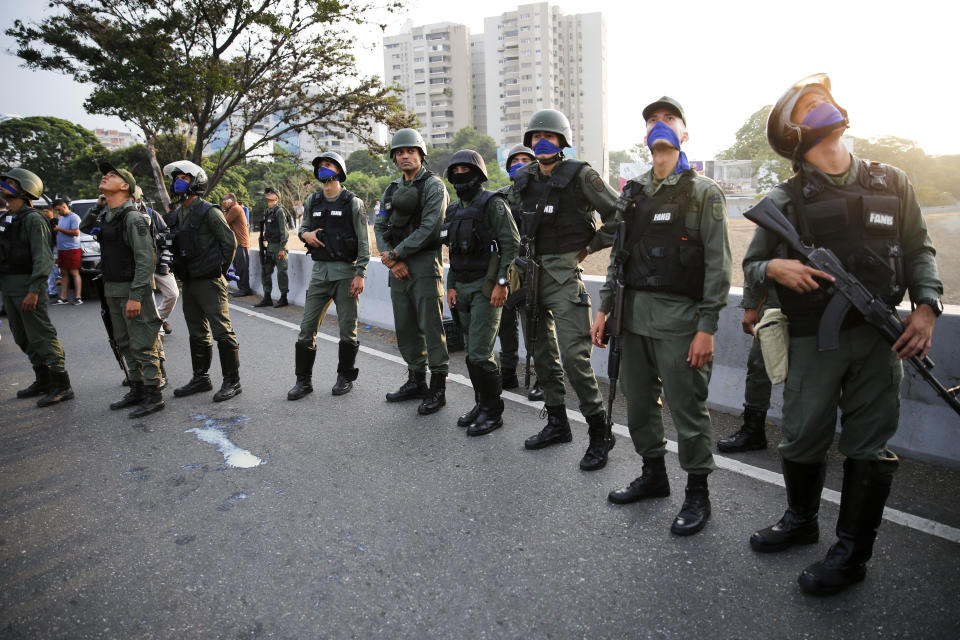 Soldados sublevados se ubican afuera de la base aérea de La Carlota en Caracas, Venezuela, el martes 30 de abril de 2019. (AP Foto / Ariana Cubillos)