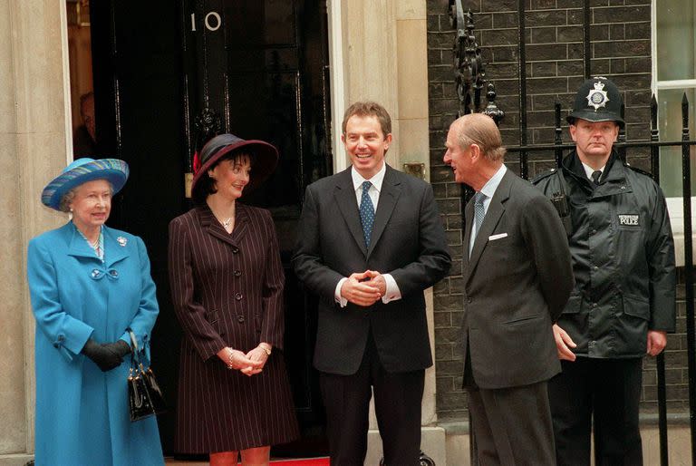 La reina Isabel II de Gran Breta&#xf1;a, a la izquierda, con el primer ministro brit&#xe1;nico Tony Blair y su esposa Cherie y el pr&#xed;ncipe Felipe, a la derecha, posan en el umbral del n&#xfa;mero 10 de Downing Street, el jueves 20 de noviembre de 1997