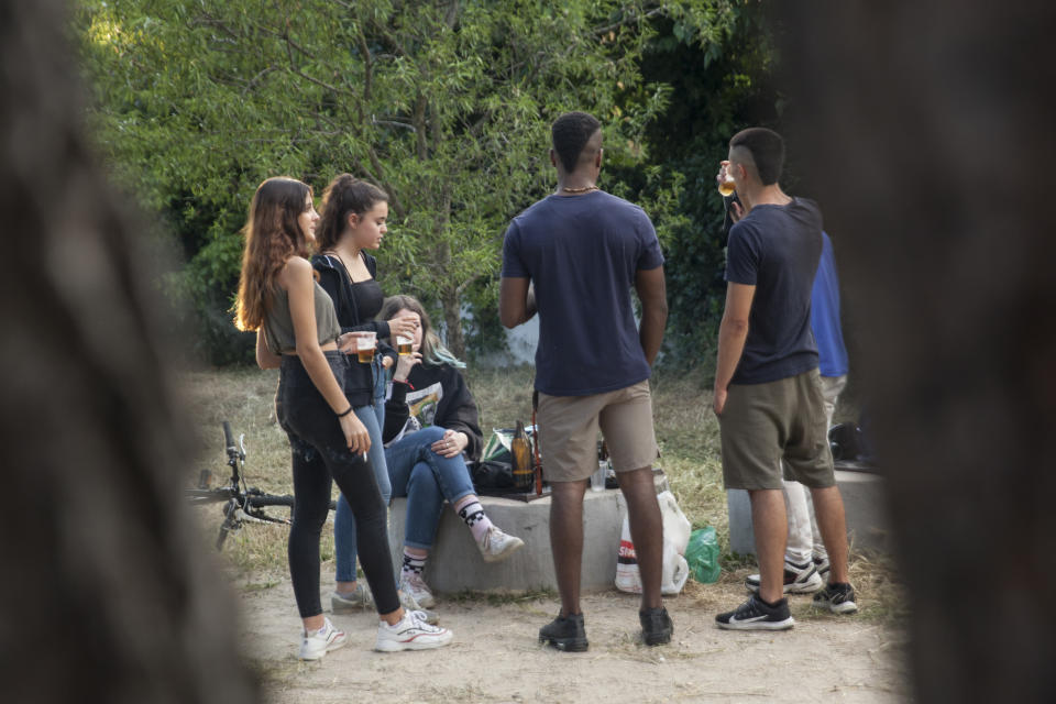 Un grupo de adolescentes practica el botellón en un parque público de Majadahonda.   (Photo by Miguel Pereira/Getty Images)