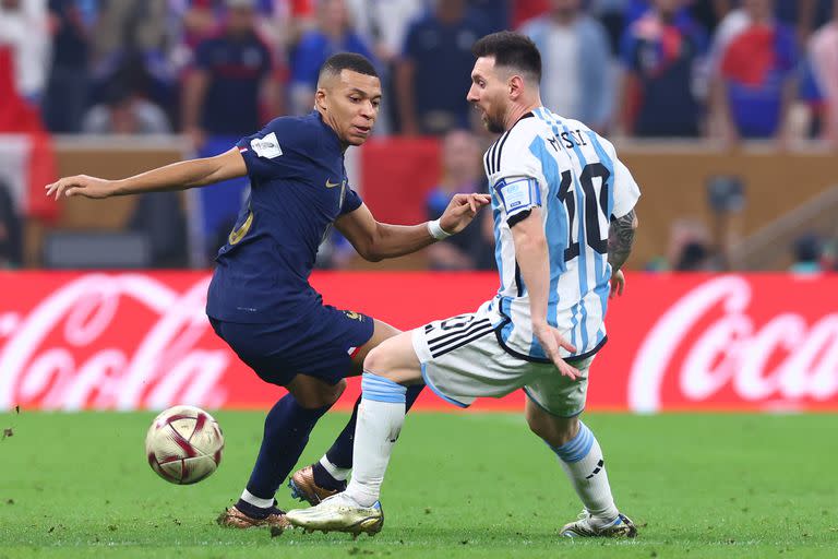 18 December 2022, Qatar, Lusail: Soccer, World Cup 2022 in Qatar, Argentina - France, final, at Lusail Stadium, Argentina's Lionel Messi (r) plays against France's Kylian Mbappe. Photo: Tom Weller/dpa (Photo by Tom Weller/picture alliance via Getty Images)