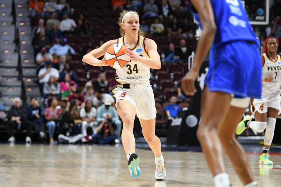 Indiana Fever guard Grace Berger passes the ball against the Connecticut Sun on May 30, 2023, at Mohegan Sun Arena in Uncasville, Connecticut. (Erica Denhoff/Icon Sportswire via Getty Images)