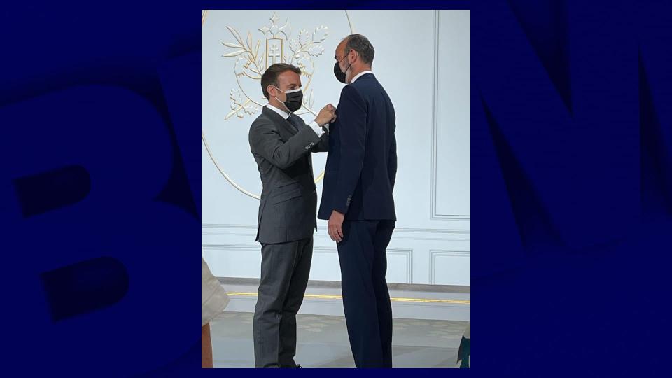 Emmanuel Macron remettant la Légion d'honneur à Edouard Philippe - Transmis par l'un des participants à BFMTV