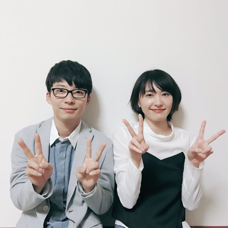 <strong>新垣結衣（右）與星野源於2021年結婚。（圖／翻攝自《月薪嬌妻》X）</strong>