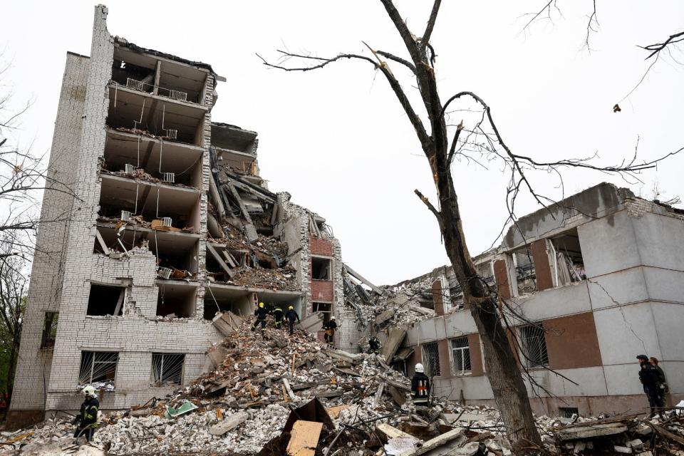 2024年4月17日，烏克蘭北部切爾尼戈夫一處被俄軍空襲的建物。路透社