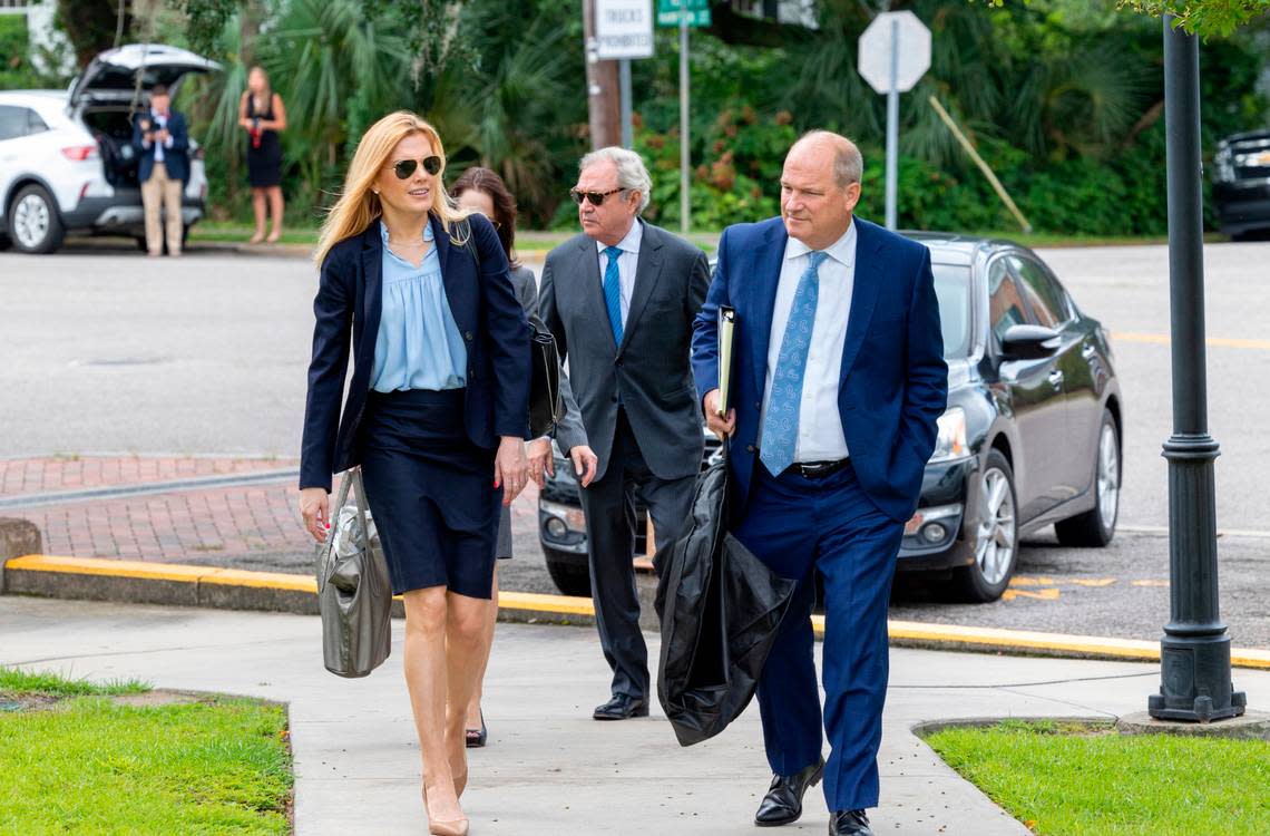 Attorneys Jim Griffin and Dick Harpootlian arrive at the Colleton County Courthouse in Walterboro, S.C. for Alex Murdaugh’s bond hearing. Tracy Glantz/tglantz@thestate.com