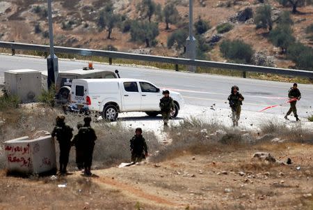 Israeli soldiers inspect the scene where a Palestinian was shot and killed by Israeli forces in the West Bank village of Silwad near Ramallah August 26, 2016. REUTERS/Mohamad Torokman