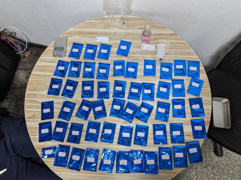 警方在2人車上查獲55包毒品咖啡包。（圖／翻攝畫面）
