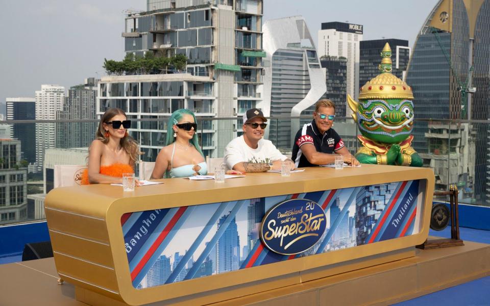 In über 300 Metern Höhe baten Leony Burger, Katja Krasavicce, Pietro Lombardi und Dieter Bohlen (von links) auf dem Mahanakhon Bangkok Skywalk zum Vorsingen. (Bild: RTL / Markus Hertrich)