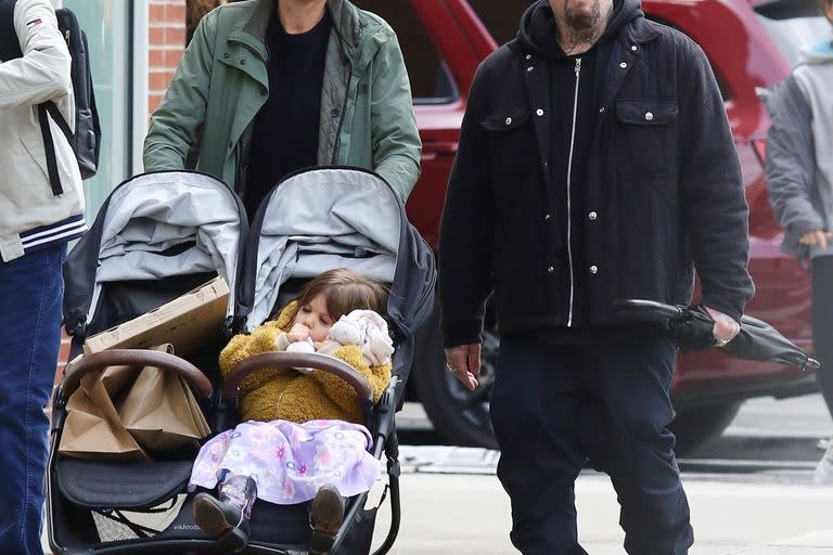 Cameron Diaz y su esposo Benji Madden en una salida con su hija Raddix en el centro de Manhattan